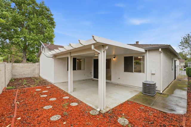 7317 Sunleaf Ln, Sacramento, CA 95828