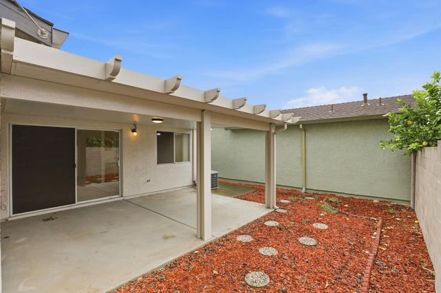 7317 Sunleaf Ln, Sacramento, CA 95828