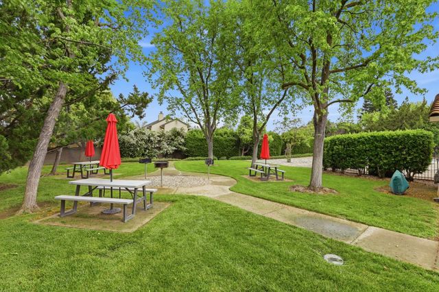 7317 Sunleaf Ln, Sacramento, CA 95828