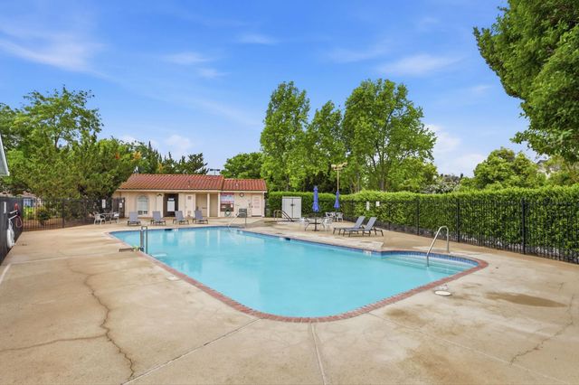 7317 Sunleaf Ln, Sacramento, CA 95828