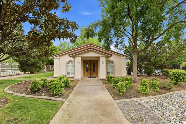 7317 Sunleaf Ln, Sacramento, CA 95828