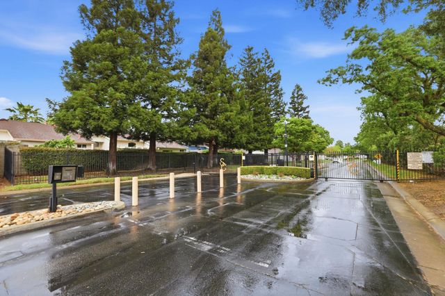 7317 Sunleaf Ln, Sacramento, CA 95828