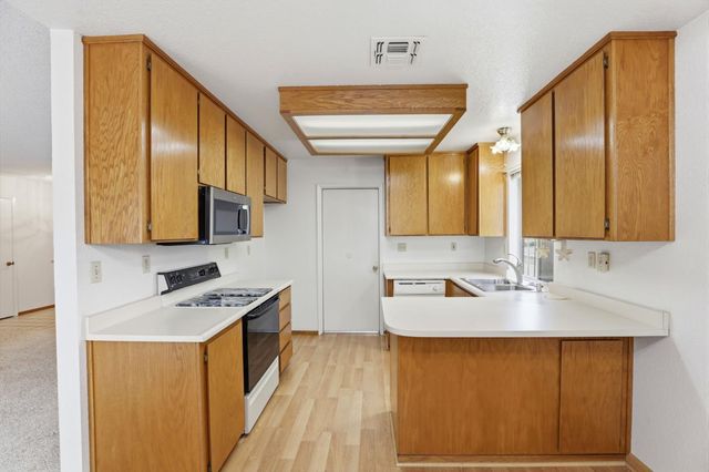 7317 Sunleaf Ln, Sacramento, CA 95828