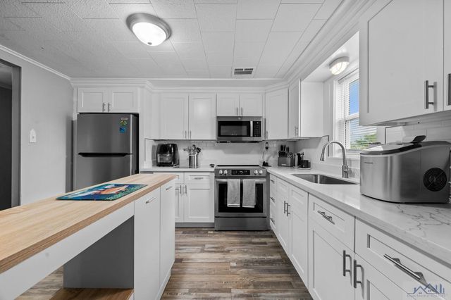 124 Cedar Ln, Grand Isle, LA 70358