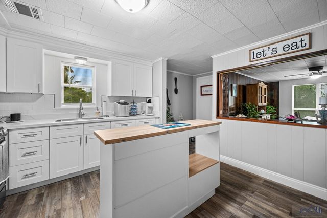 124 Cedar Ln, Grand Isle, LA 70358