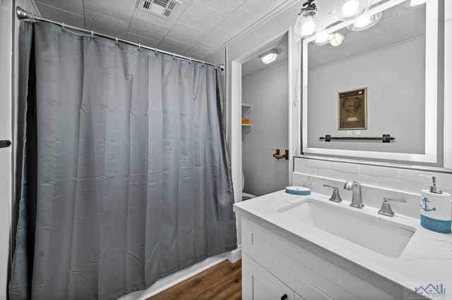 124 Cedar Ln, Grand Isle, LA 70358