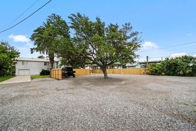124 Cedar Ln, Grand Isle, LA 70358