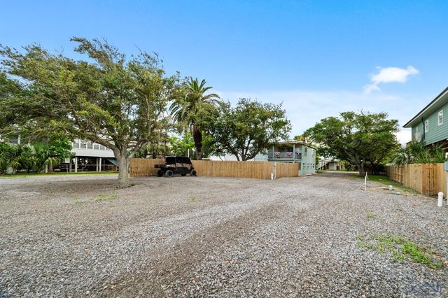 124 Cedar Ln, Grand Isle, LA 70358