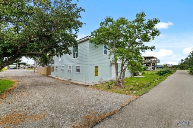 124 Cedar Ln, Grand Isle, LA 70358