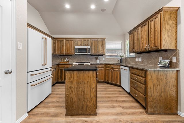 5520 Plata Lane, Benbrook, TX 76126