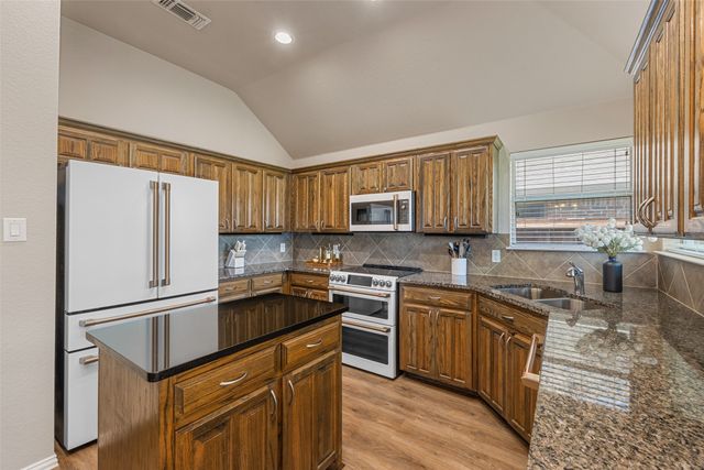 5520 Plata Lane, Benbrook, TX 76126