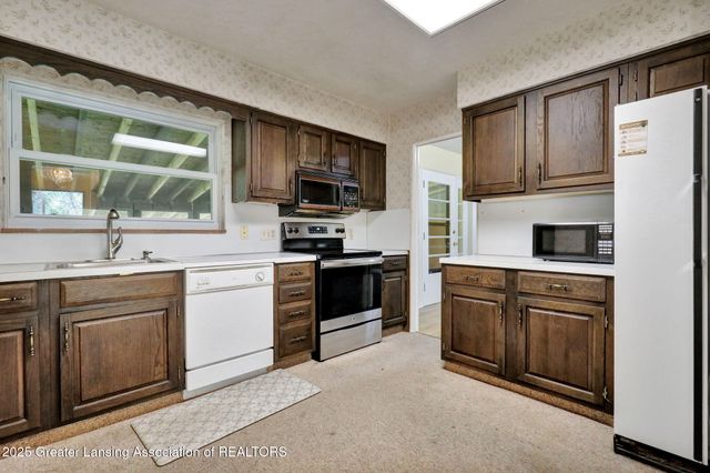 2206 Kuerbitz Drive, Lansing, MI 48906