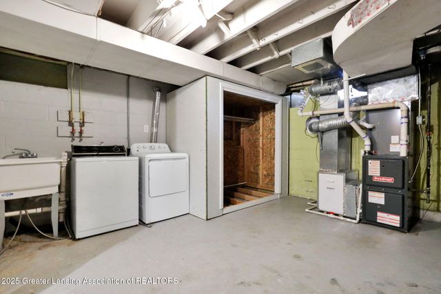 2206 Kuerbitz Drive, Lansing, MI 48906