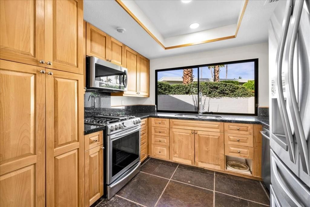 Image 13 of property listing at 130 W Racquet Club Road 505, Palm Springs, CA 92262