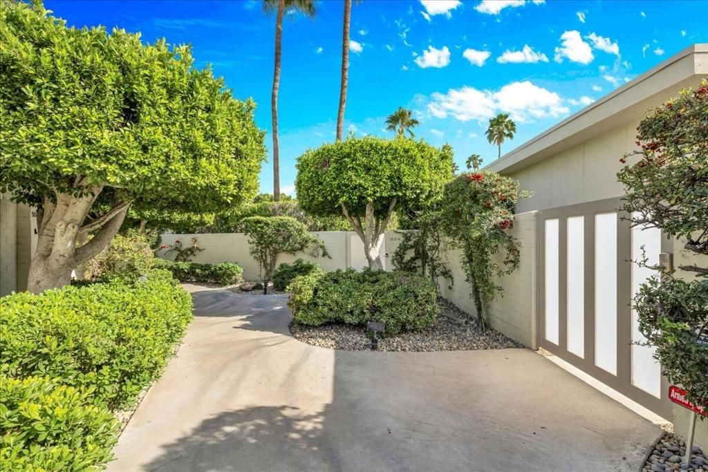 Image 3 of property listing at 130 W Racquet Club Road 505, Palm Springs, CA 92262