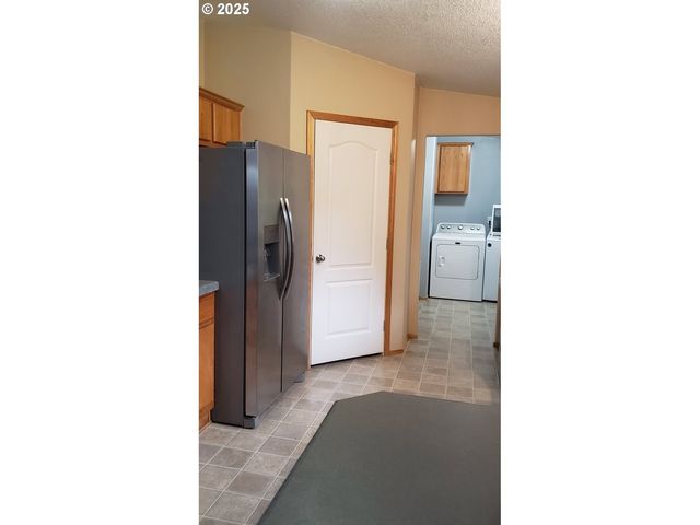 661 D St, Elkton, OR 97436