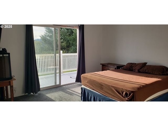 661 D St, Elkton, OR 97436