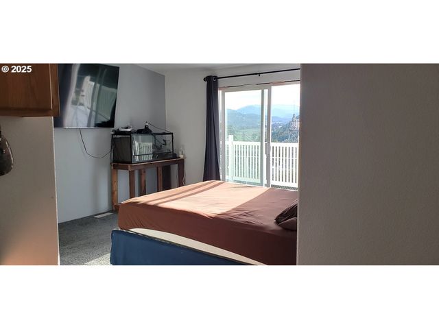 661 D St, Elkton, OR 97436