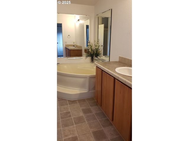 661 D St, Elkton, OR 97436