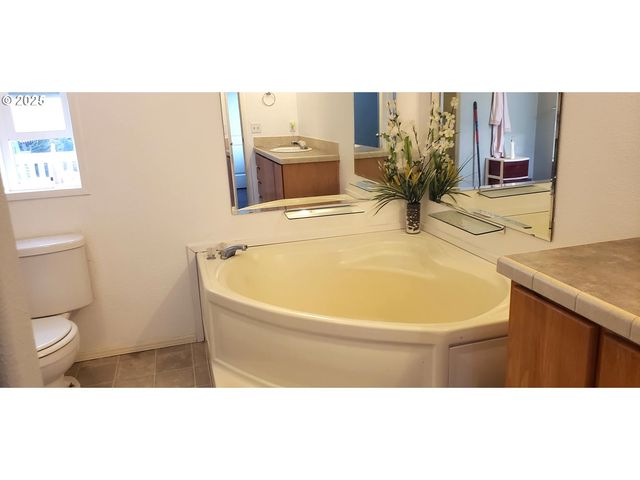 661 D St, Elkton, OR 97436