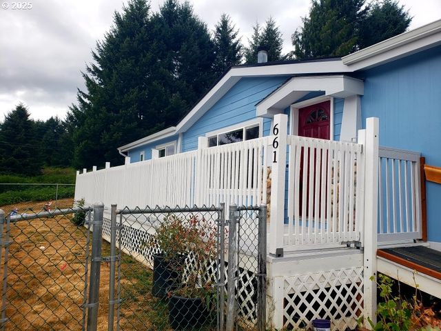 661 D St, Elkton, OR 97436