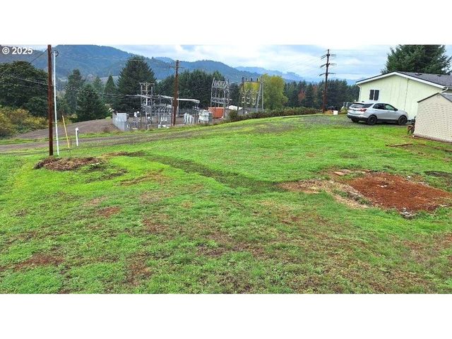 661 D St, Elkton, OR 97436