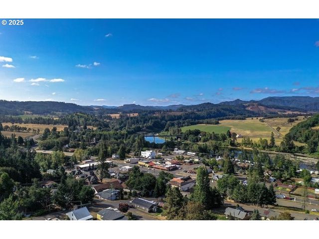 661 D St, Elkton, OR 97436