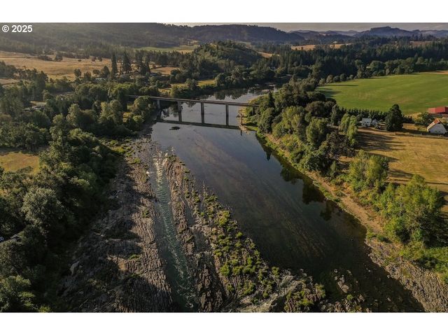 661 D St, Elkton, OR 97436