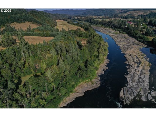 661 D St, Elkton, OR 97436