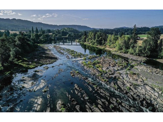 661 D St, Elkton, OR 97436