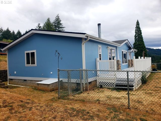 661 D St, Elkton, OR 97436