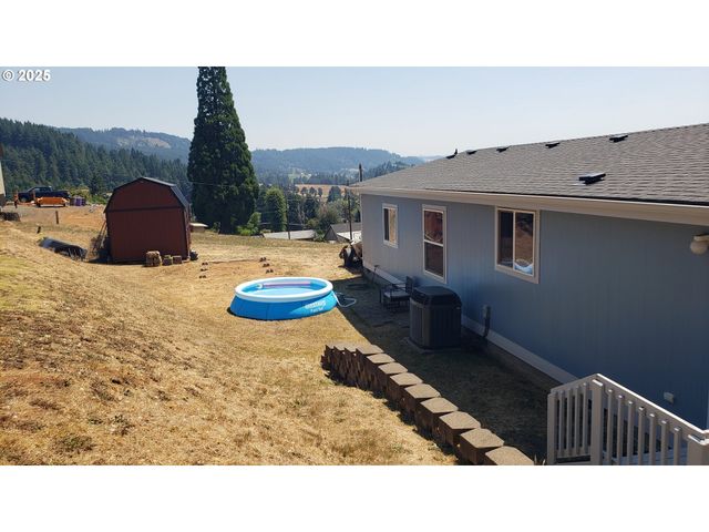 661 D St, Elkton, OR 97436