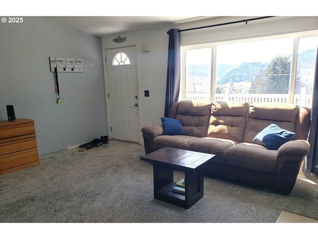 661 D St, Elkton, OR 97436