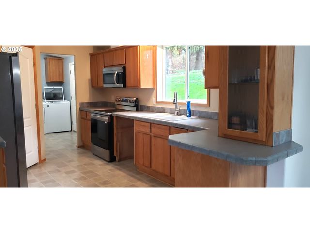 661 D St, Elkton, OR 97436