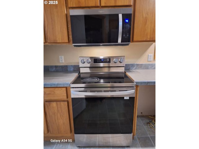 661 D St, Elkton, OR 97436