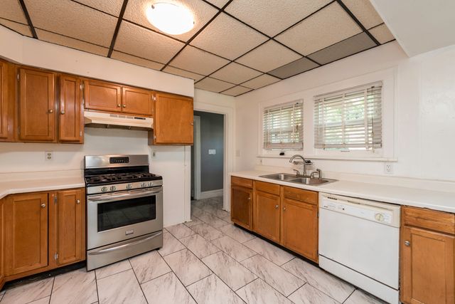 964 N Lewis Avenue, Waukegan, IL 60085
