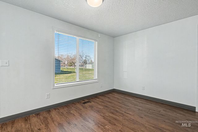 17 S Benewah Dr, Nampa, ID 83651