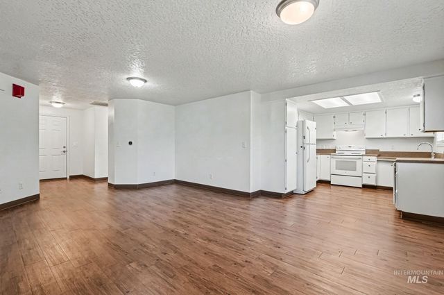 17 S Benewah Dr, Nampa, ID 83651