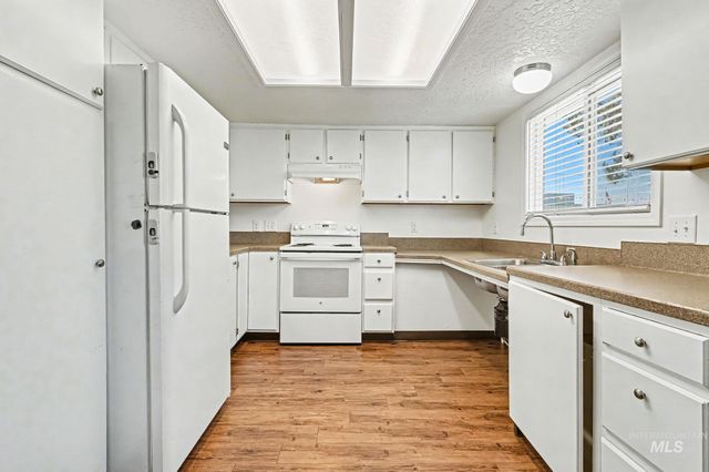 17 S Benewah Dr, Nampa, ID 83651