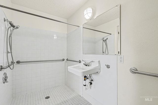 17 S Benewah Dr, Nampa, ID 83651