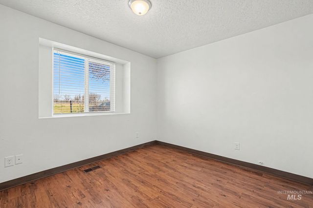 17 S Benewah Dr, Nampa, ID 83651