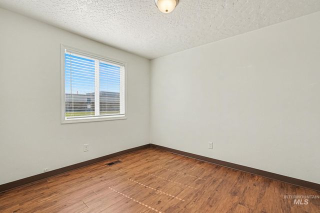 17 S Benewah Dr, Nampa, ID 83651