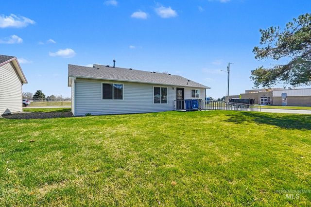 17 S Benewah Dr, Nampa, ID 83651
