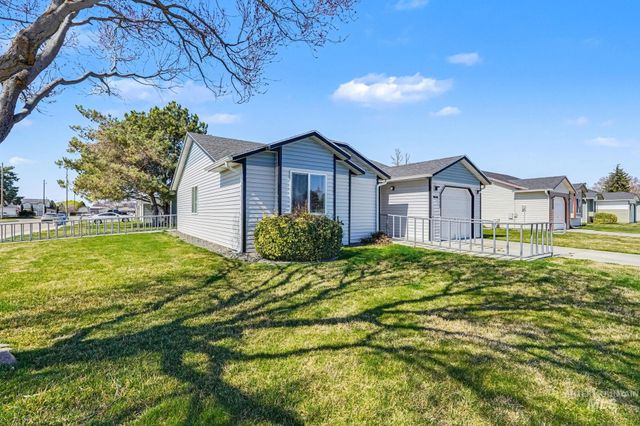 17 S Benewah Dr, Nampa, ID 83651