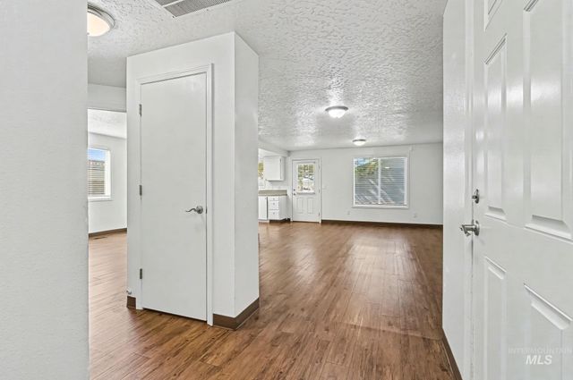 17 S Benewah Dr, Nampa, ID 83651