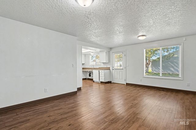 17 S Benewah Dr, Nampa, ID 83651