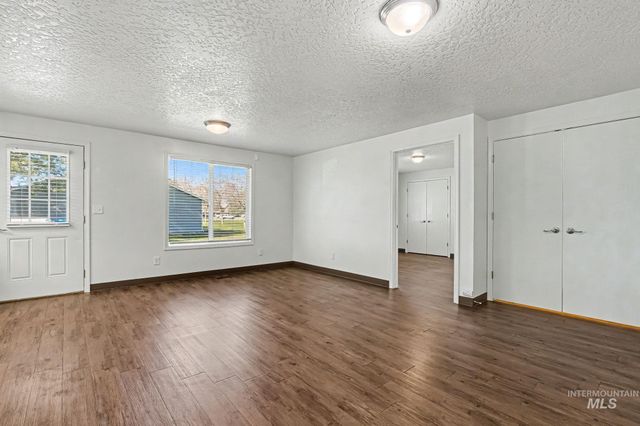 17 S Benewah Dr, Nampa, ID 83651