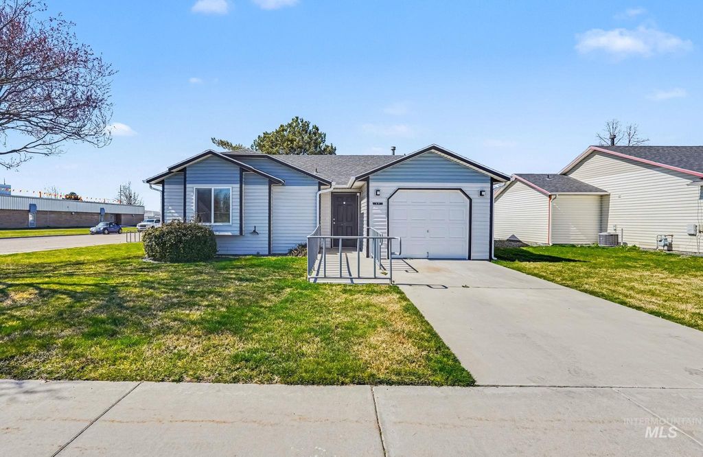 17 S Benewah Dr, Nampa, ID 83651