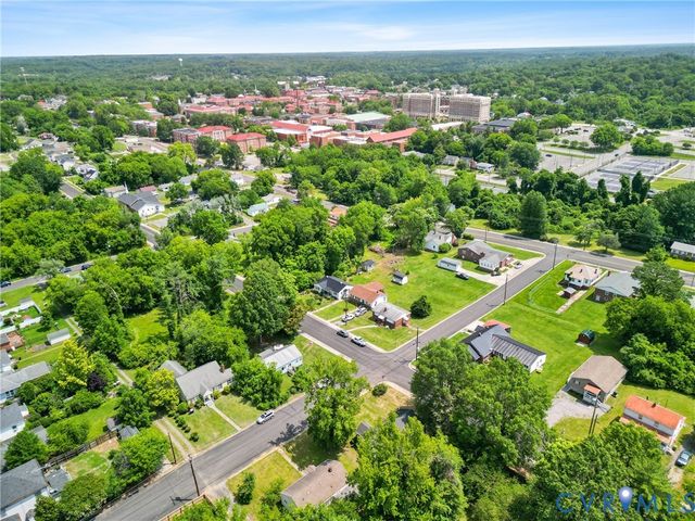 702 Irving St, Farmville, VA 23901
