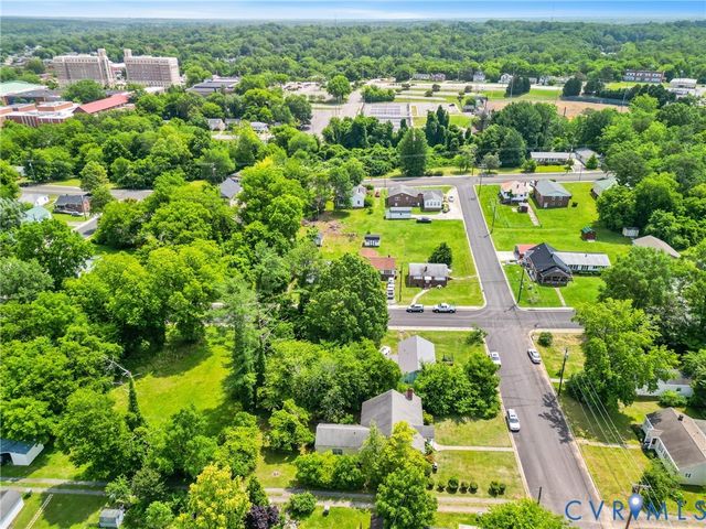 702 Irving St, Farmville, VA 23901
